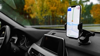 Navigatore smartphone in auto
